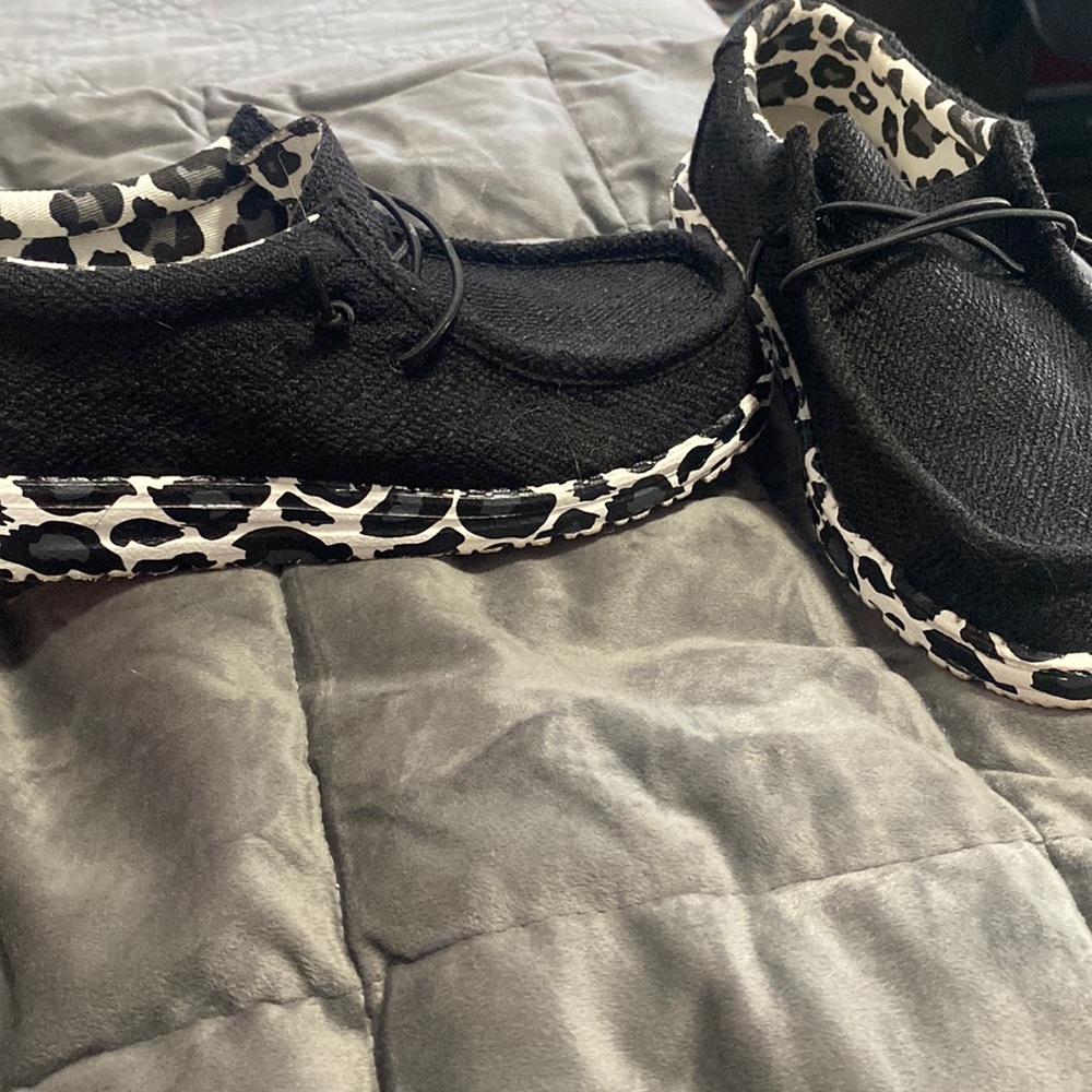 Black and leopard hey dudes.